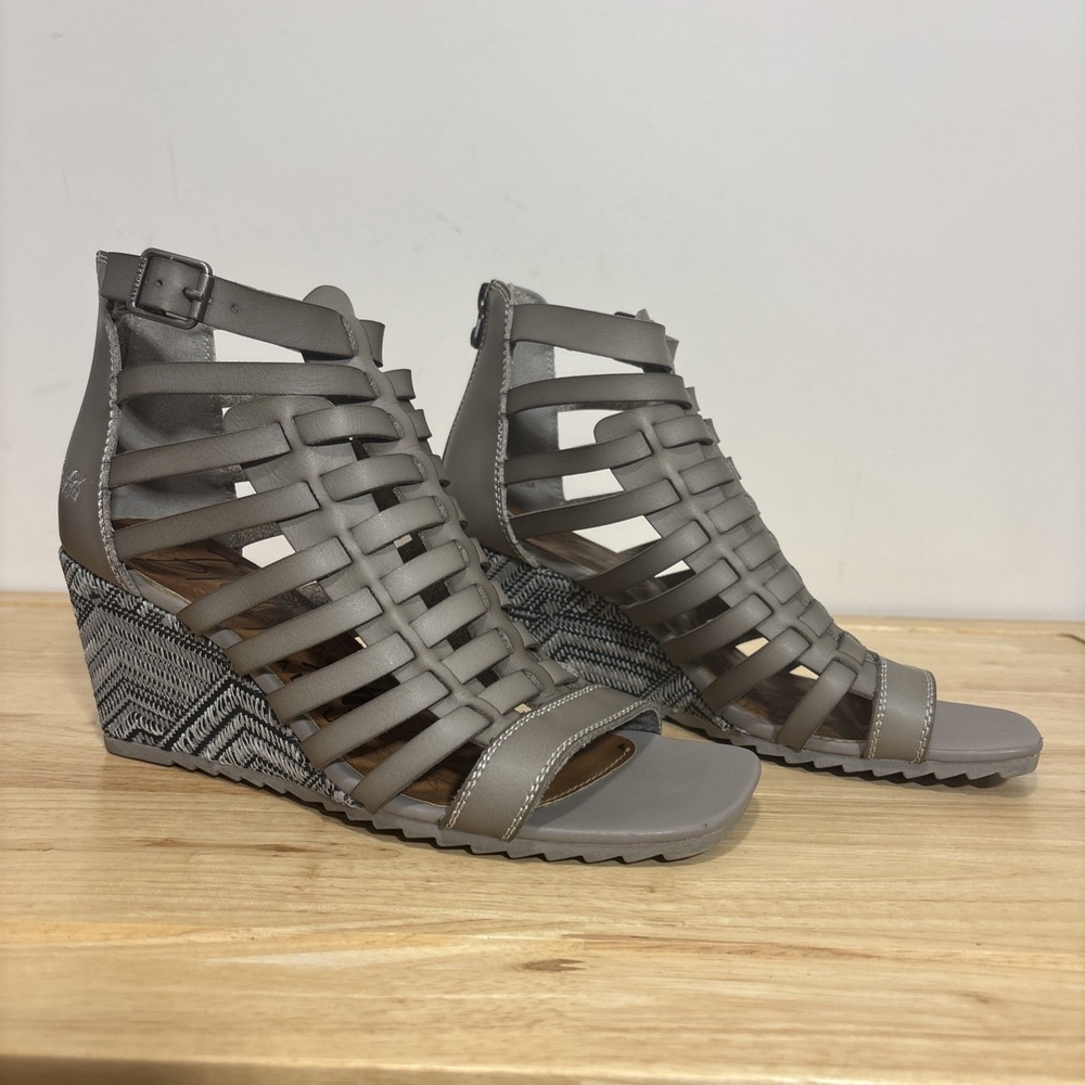 Blowfish Malibu Vegan Buckle Wedge Sandals Size 8.5 Taupe Strappy Gladiator